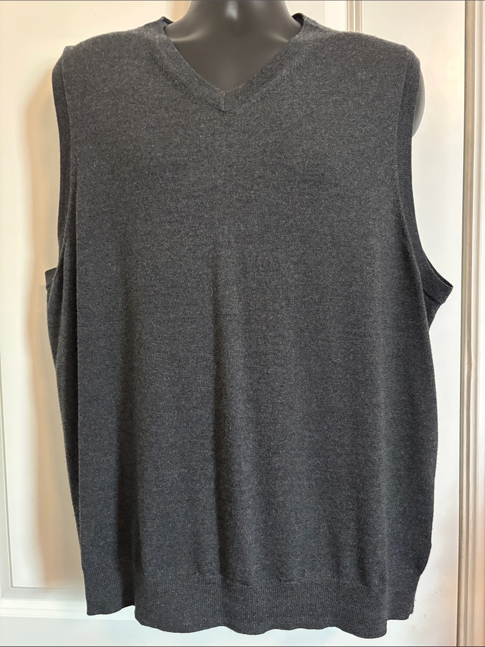 Nordstrom Men's V-Neck Sweater Vest Charcoal Gray XL EXTRA Fine Merino Wool
